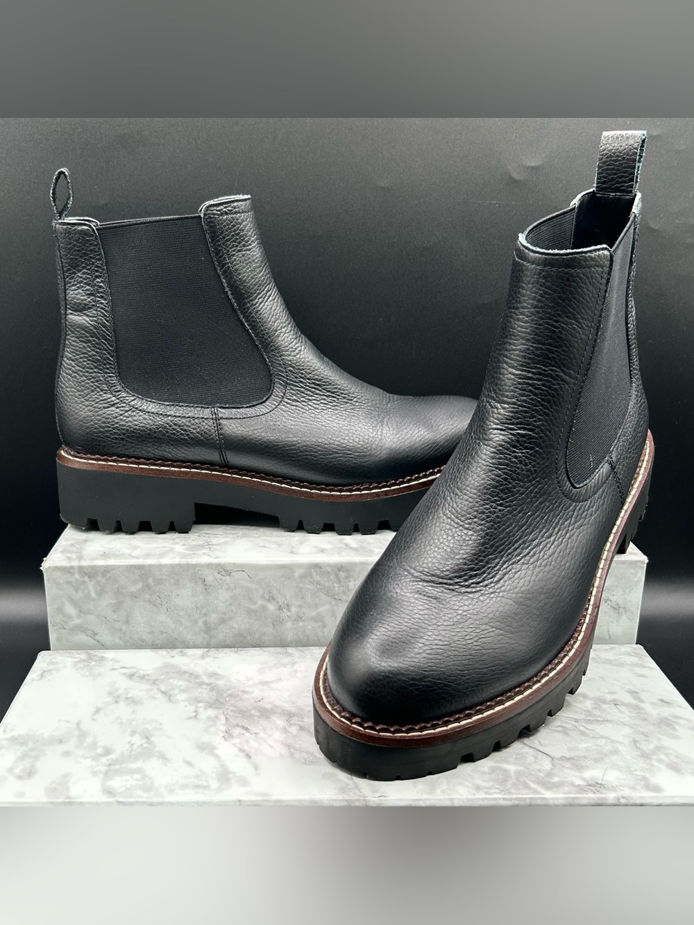 CASLON Miller Chelsea Boots in Black Pebbled Leather. Size 9 M